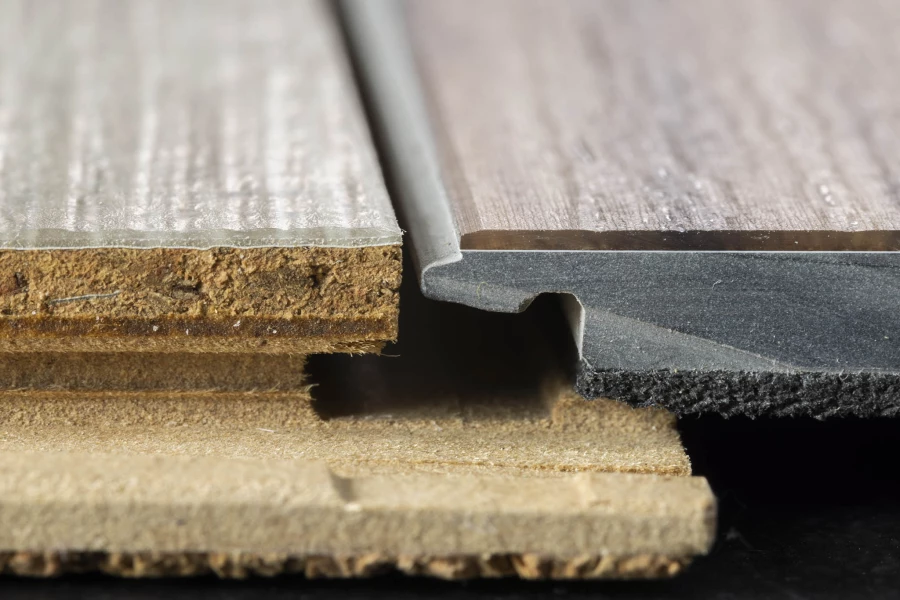 Schnittkanten zweier Bodendielen mit Klickprofil und unterschiedlichem Kernmaterial