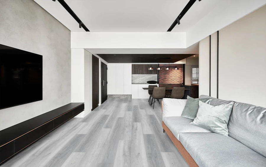 Moderner Wohnraum mit grauem Sofa, schwarzen Möbeln und grauem Boden in Holzoptik (KI-generierte Visualisierung)