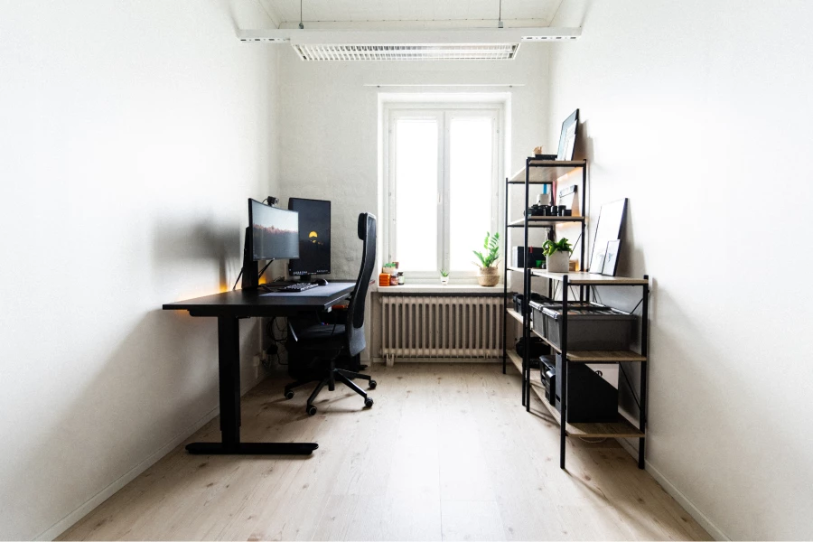 Helles Arbeitszimmer mit Schreibtisch, zwei Monitoren, Regal und hellem Holzboden (KI-generierte Visualisierung)